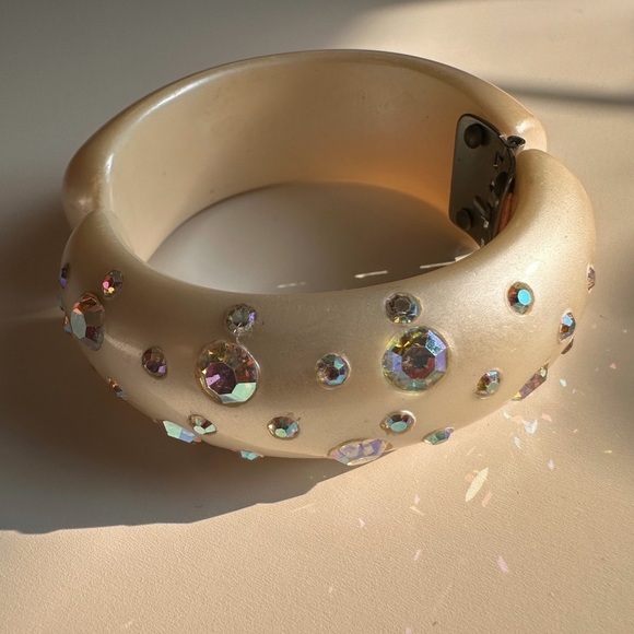 Weiss Pearlescent Clamper Bracelet - Picture 8 of 9